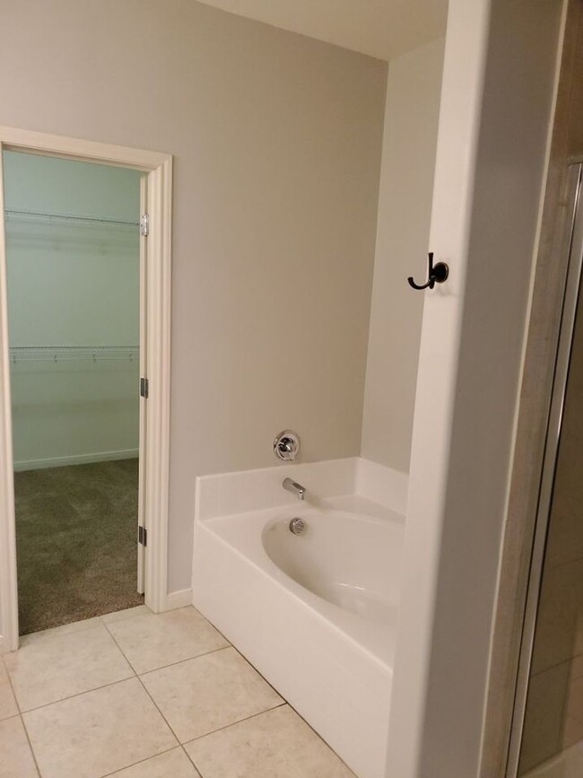 Building Photo - 4 bedrooms/2.5 bath over 2,000 square feet