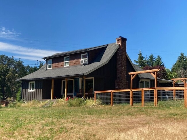 Building Photo - Charming 3 Bedroom 2 Bath home in White Sa...