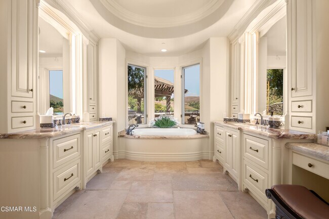 Building Photo - 4358 Cresthaven Dr