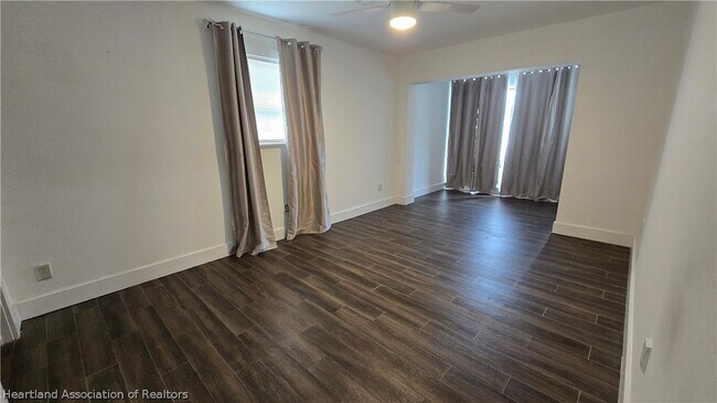 Building Photo - 639 Killarney Dr