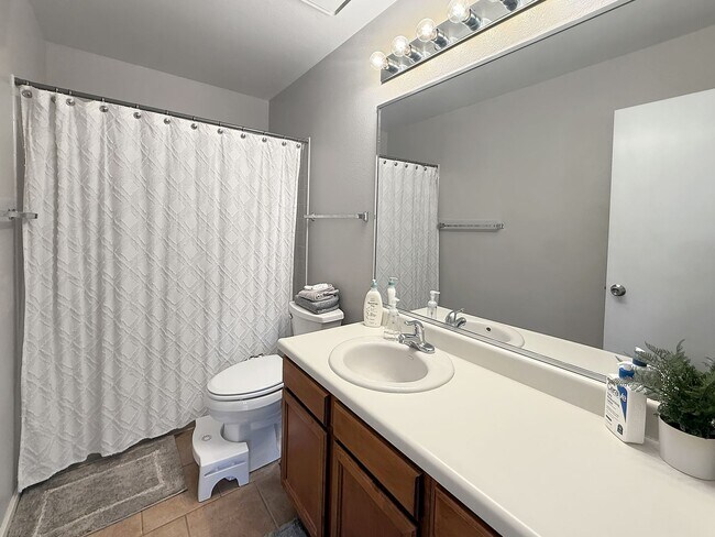 Building Photo - $0 DEPOSIT OPTION. SPACIOUS 4-BEDROOM CENT...