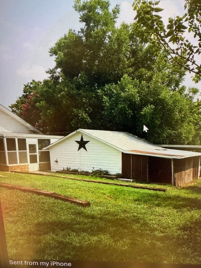 Building Photo - Charming 2 bed 2 bath 1 car garage AND 2 CAR CARPORT!!  Modern Farmhouse with Glassed in Sunroom!