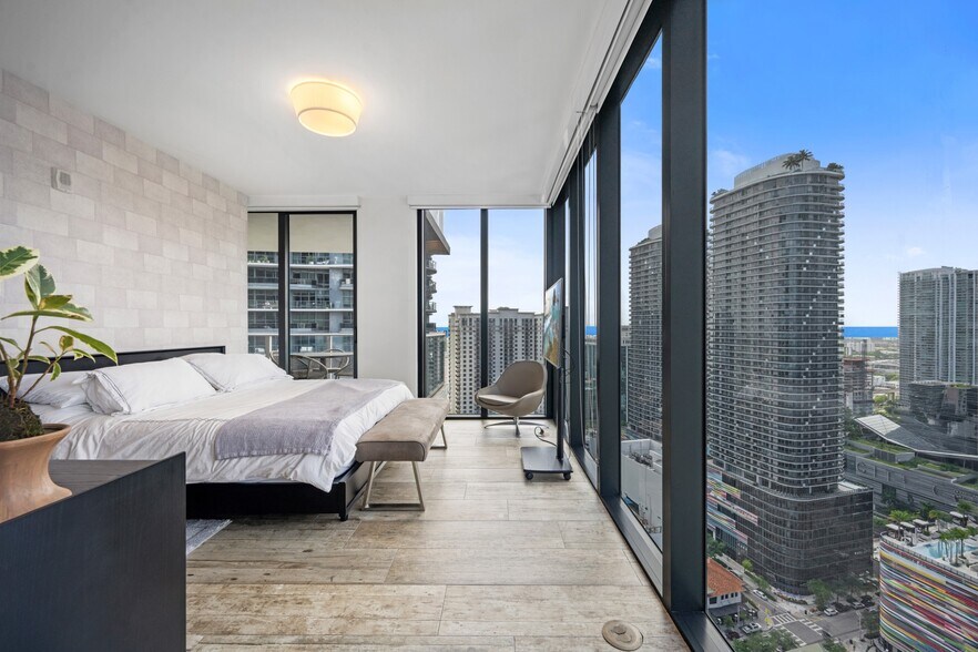 Building Photo - 1010 Brickell Ave