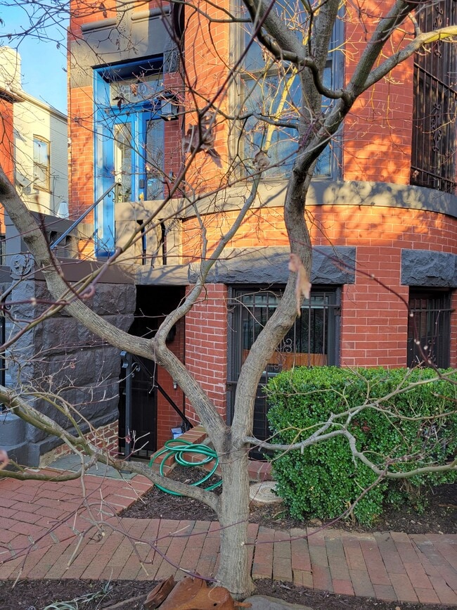 Building Photo - 210 8th St SE