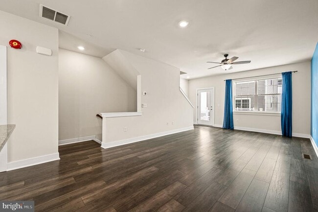 Building Photo - 127 Gaslight Aly