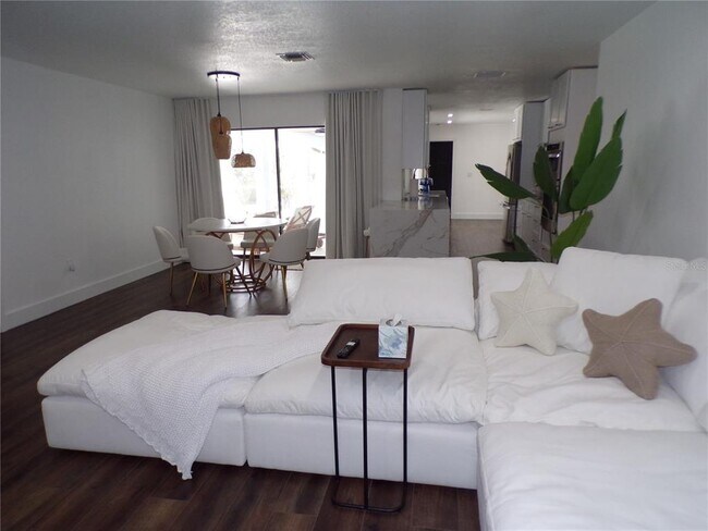 Building Photo - 1802 Los Alamos Dr