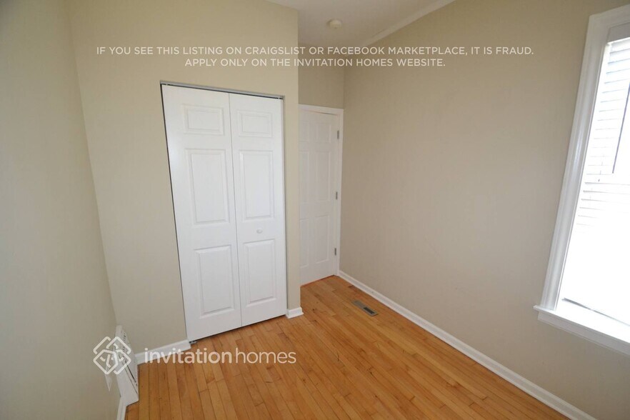 Building Photo - 4046 N McVicker Ave