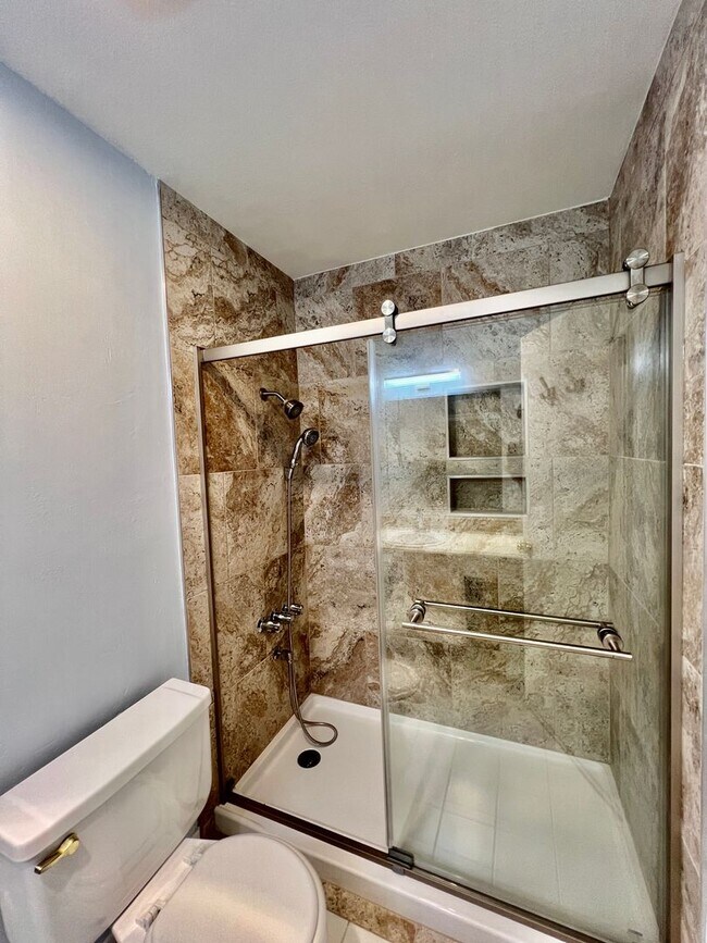 Building Photo - Newly remodeled 4B/2BA house w/ large back...