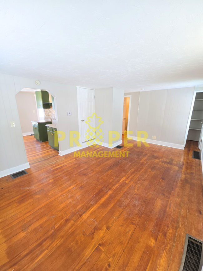 Building Photo - Charming 2 bed Cape Cod with central air a...