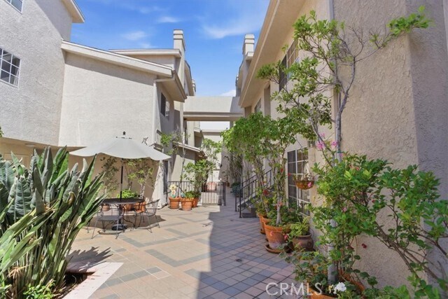 Building Photo - 14727 Magnolia Blvd