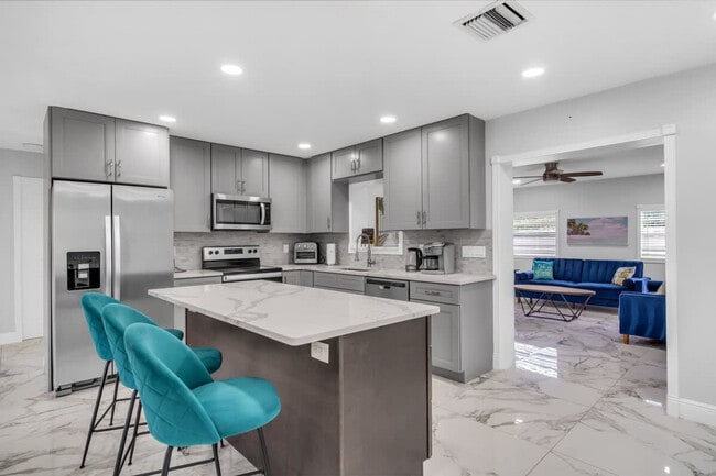 Building Photo - 340 SE 3rd Ct