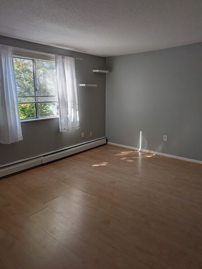 Building Photo - Somerville 2 bedroom with parking for 9/1