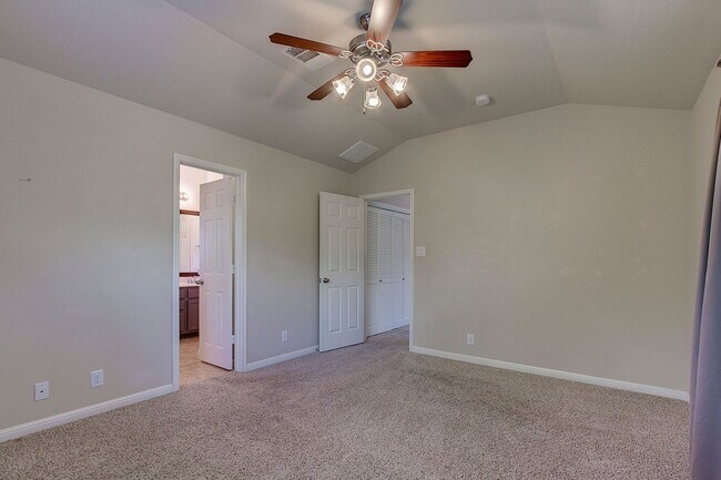 Building Photo - Immaculately Maintained 2/2.5 Townhome In Desirable North Location!
