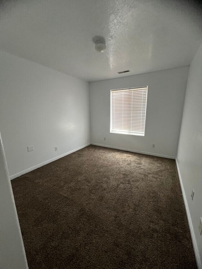Building Photo - 4 bedroom Home Available