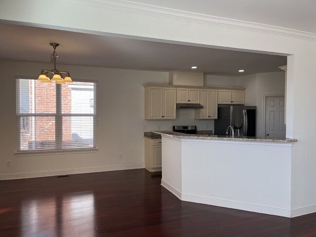 Building Photo - "Charming 4-Bed Gem with Guest Suite & Mod...