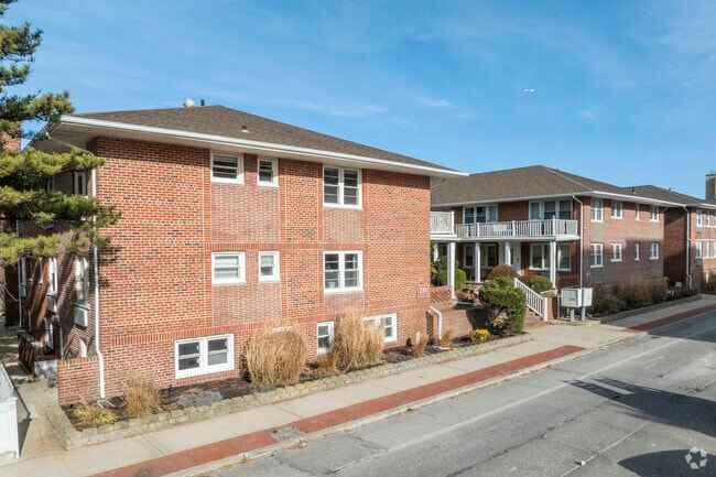 Building Photo - 251-255 W Broadway