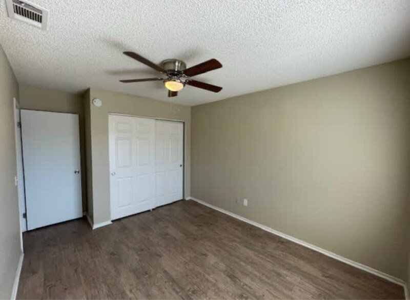 Building Photo - 11403 La Perla Dr