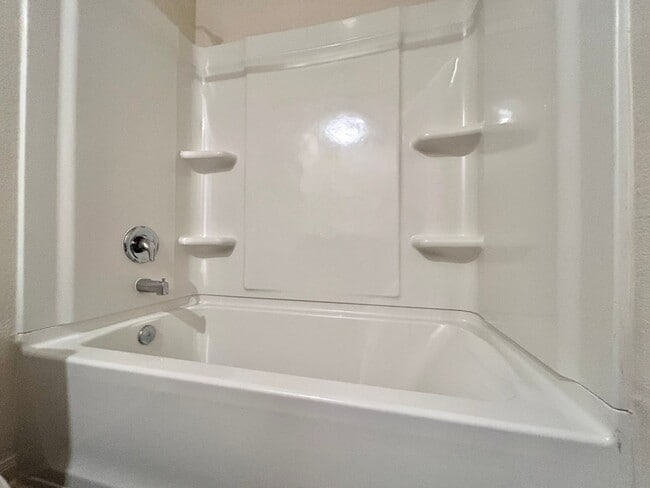 Building Photo - Comfortable 3 Bed / 2 Bath Home with Washer & Dryer and 2-Car Garage