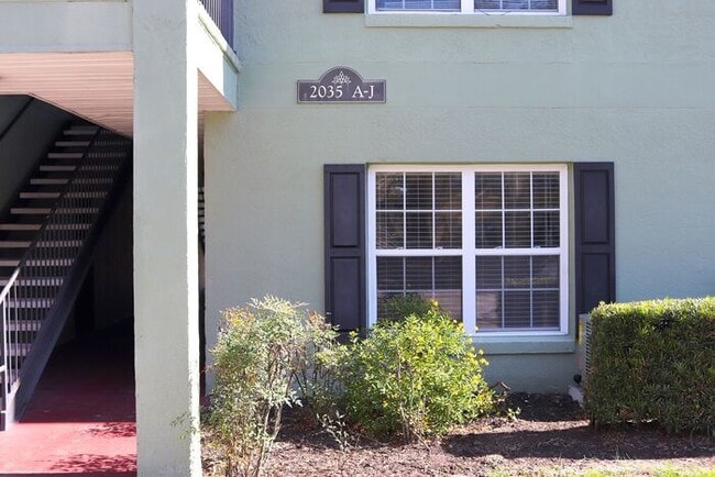 Building Photo - Newly renovated first floor condo! 2 bedrooms