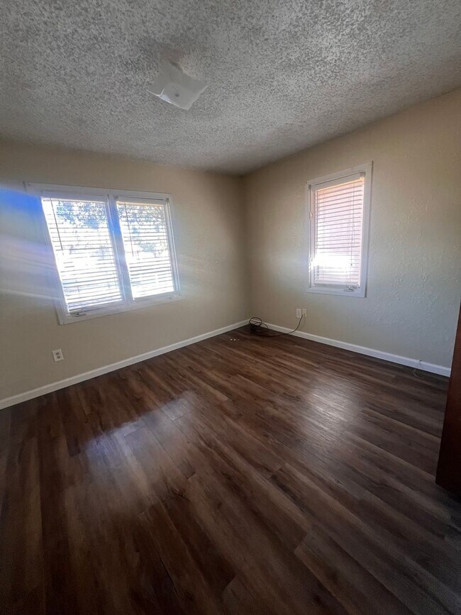 Building Photo - BACK ON THE MARKET!!!  Large Ranch Style Rambler home in Ridgewood