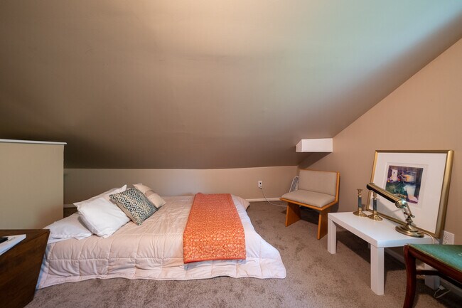 Building Photo - 817 Central Ave W