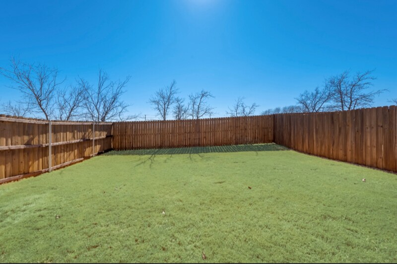 Building Photo - 4933-5015 Villas Dr