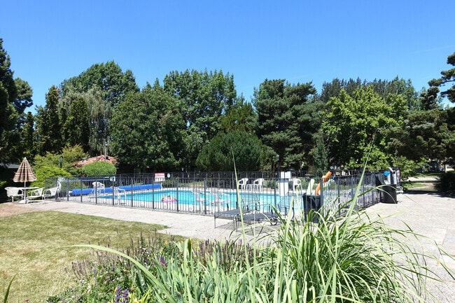 Building Photo - Updated Condo in Park-Like Setting