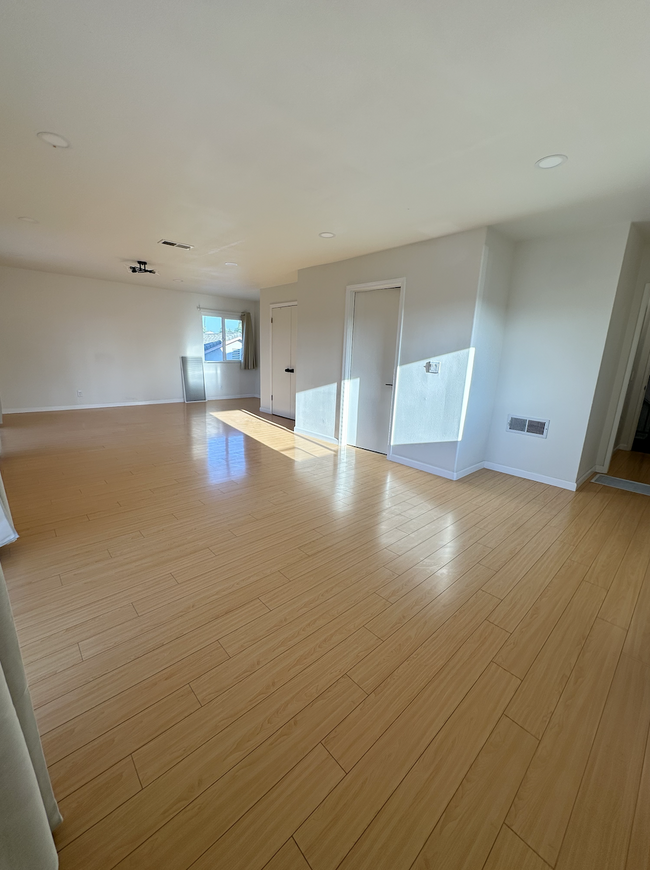 Master Bedroom #2 with Ensuite Bathroom - 1540 Forest Glen Dr