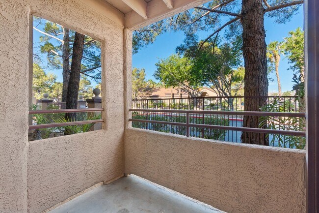 Building Photo - 3 Bedroom Condo at THE LAKES!