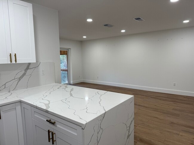 Building Photo - 446 Casuarina Cir