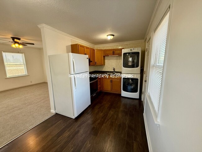 Building Photo - Charming 1 Bedroom Duplex