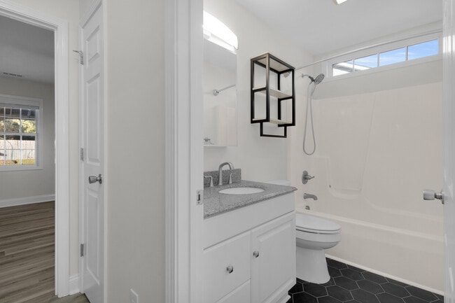 Building Photo - 204 Two Oaks Ct