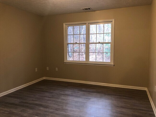 Building Photo - 515 Chateau Dr SE