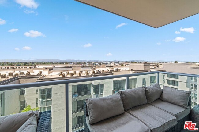 Building Photo - 13700 Marina Pointe Dr