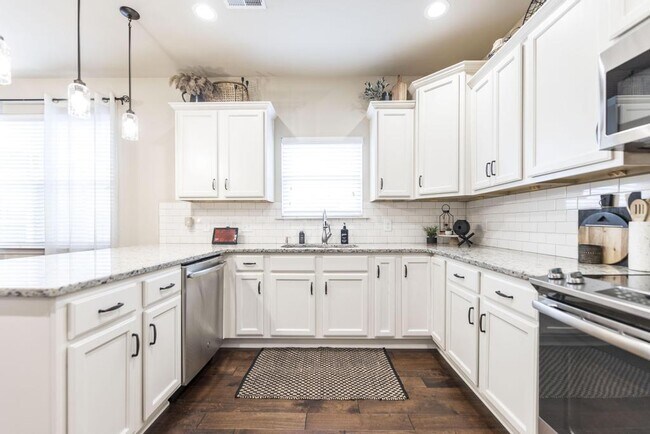 Building Photo - "Spacious 4-Bedroom Home with Granite Coun...