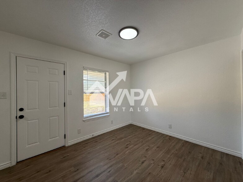 Building Photo - 4907 Stoneleigh Dr