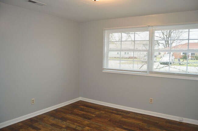 Building Photo - 3 Bedroom 1 Bathroom