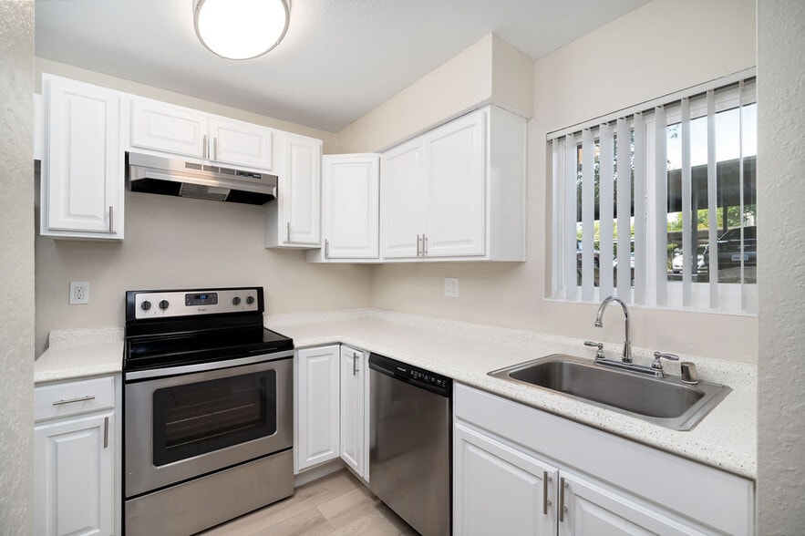 Primary Photo - Lynwood Knolls