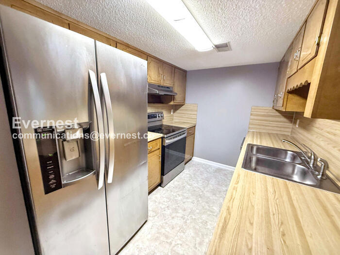 Building Photo - 2225 Cheshire Dr