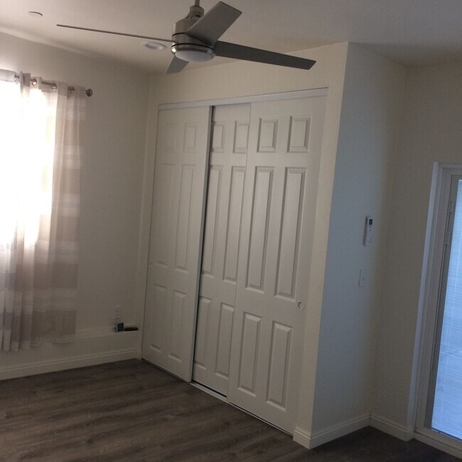 Building Photo - Updated centrally located 2 bedroom 1 bath