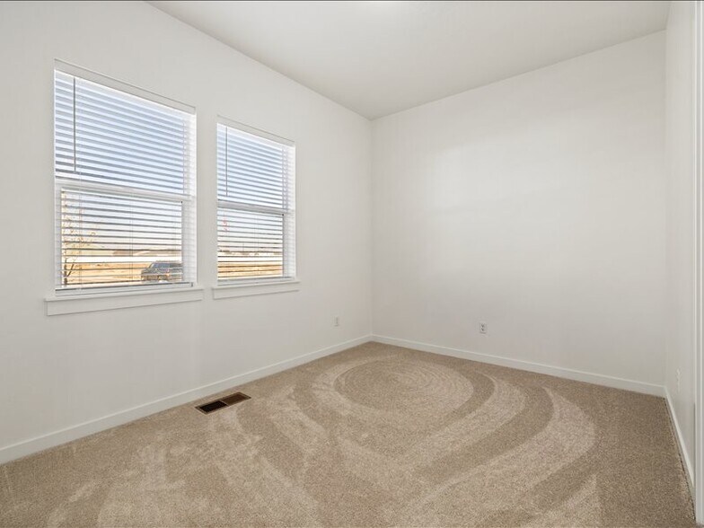 Building Photo - 1523 W Switchgrass Ct