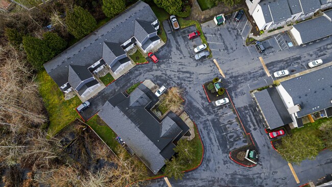 Building Photo - Lakeshore & Lakeview Townhomes
