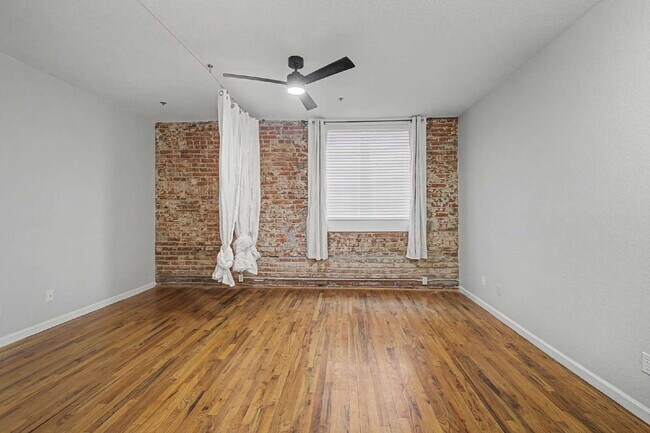 Building Photo - Adorable Studio in 1909 Building! Heart of Capitol Hill