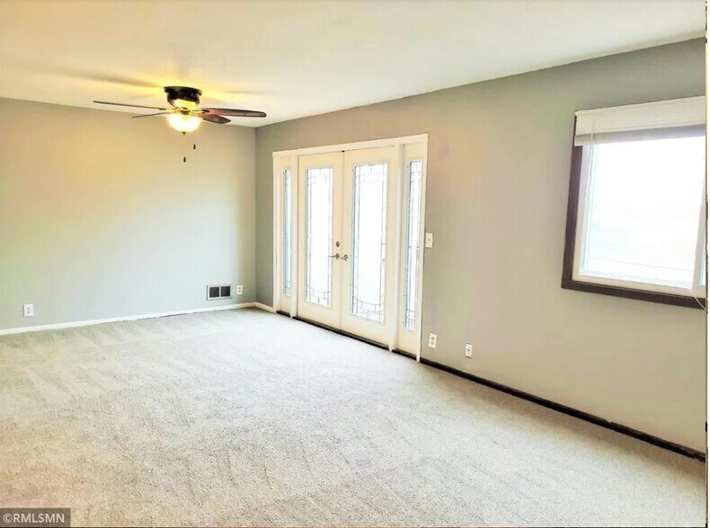 Living room - 227 14th Ave S