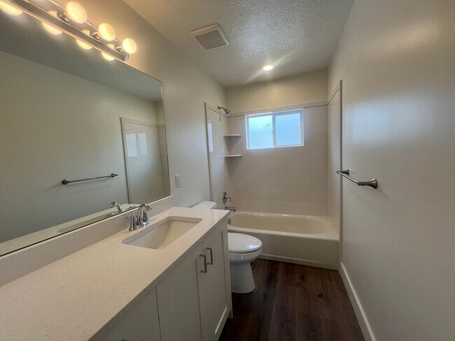 Building Photo - 345 E 400 N