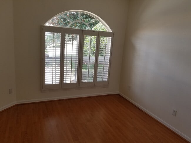 Building Photo - 2.2 w bonus room