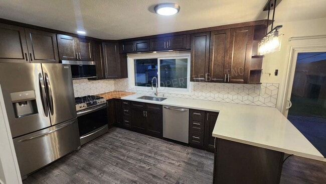 Building Photo - Remodeled 3 bedroom Ranch Style Milwaukie Home With SS Appliances, Fenced Backyard, Garage, & Ext...