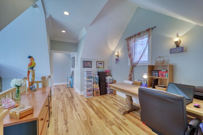 Building Photo - 137 N Ridge Ln