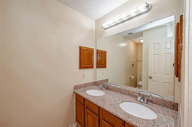 Building Photo - 1490 Hunters Park Dr