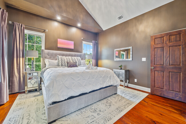 Master bedroom features a King-sized bed - 3273 Dogwood St